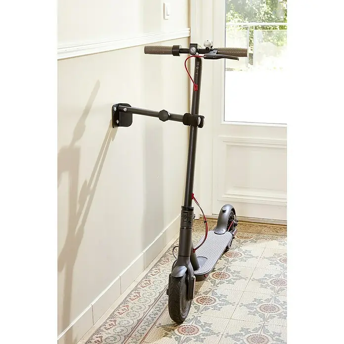 Mottez Fahrrad-Wandhaken - Stahl, Schwarz - Ein grauer Elektroroller hängt an einer Wandhalterung. Diese Halterung bietet eine praktische Aufbewahrungsmöglichkeit für den Roller im Innenbereich.