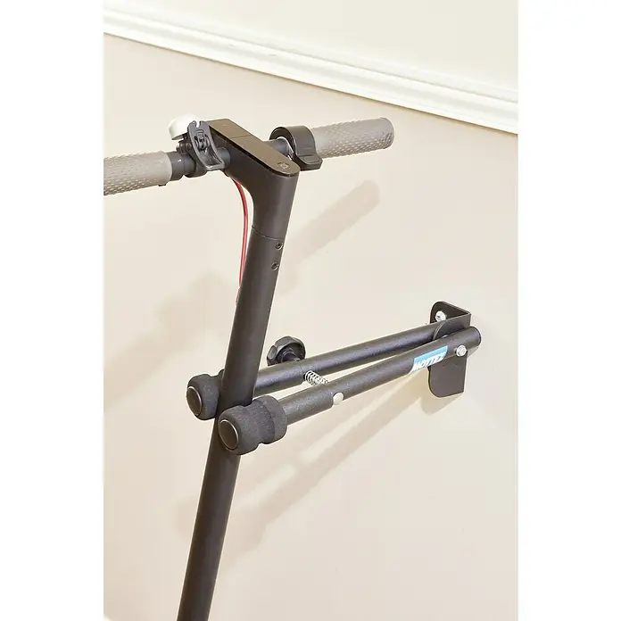 Mottez Fahrrad-Wandhaken - Stahl, Schwarz - Nahaufnahme eines E-Scooters, der mit einer Wandhalterung an einer Wand befestigt ist, was eine platzsparende Aufbewahrungslösung ermöglicht.