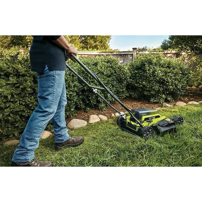 Ryobi Akku-Rasenmäher RY36LMM46A-140 - 36 V, 1 Akku, 4 Ah, Schnittbreite: 46 cm - Ein Mann mäht den Rasen mit einem grünen und schwarzen Rasenmäher im Garten.