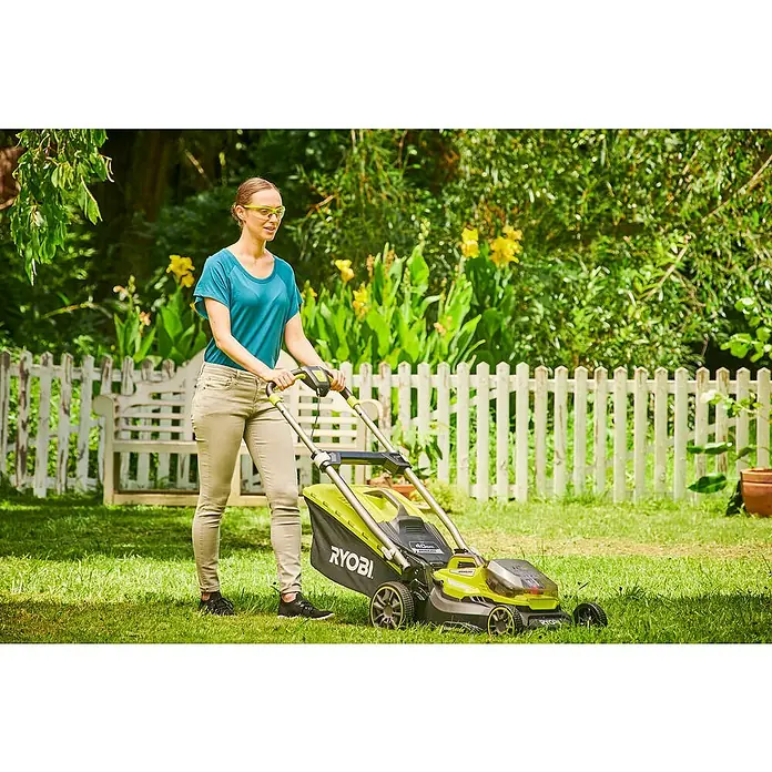 Ryobi ONE+ Akku-Rasenmäher RY18LMX40A-240 - 18 V, 2 Akkus, 4 Ah, Schnittbreite: 40 cm - Eine Frau mäht den Rasen mit einem Ryobi Akku-Rasenmäher. Der Rasenmäher ist gelb und schwarz. Sie trägt eine Schutzbrille.