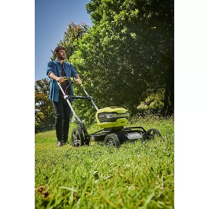 Ryobi Akku-Rasenmäher RY36LmmX51A-140 - 36 V, 1 Akku, 4 Ah, Schnittbreite: 51 cm - Mann bedient einen lindgrünen und schwarzen Ryobi 36V 51cm Akku-Rasenmäher auf einer Grasfläche.