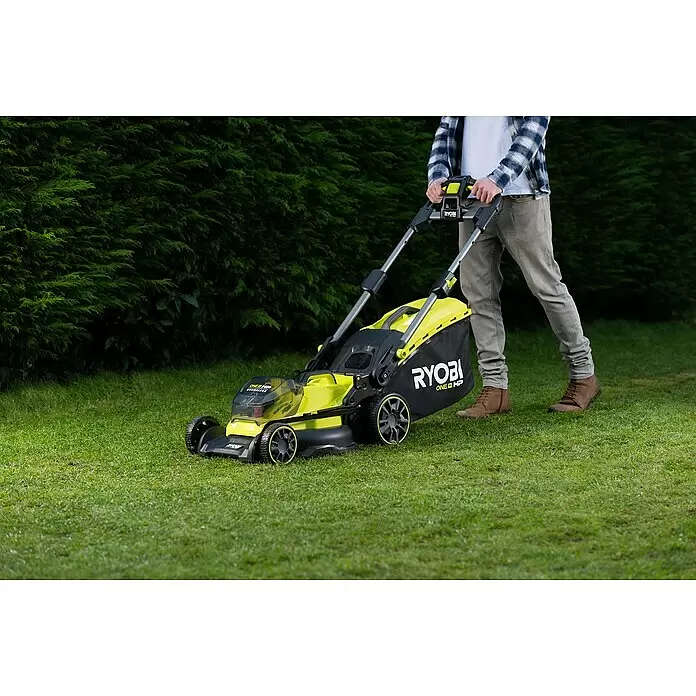 Ryobi ONE+HP Akku-Rasenmäher RY18LMX40B-0 - 18 V, Ohne Akku, Schnittbreite: 40 cm - Eine Person mäht Rasen mit einem limettengrünen und schwarzen Ryobi Rasenmäher im Garten.