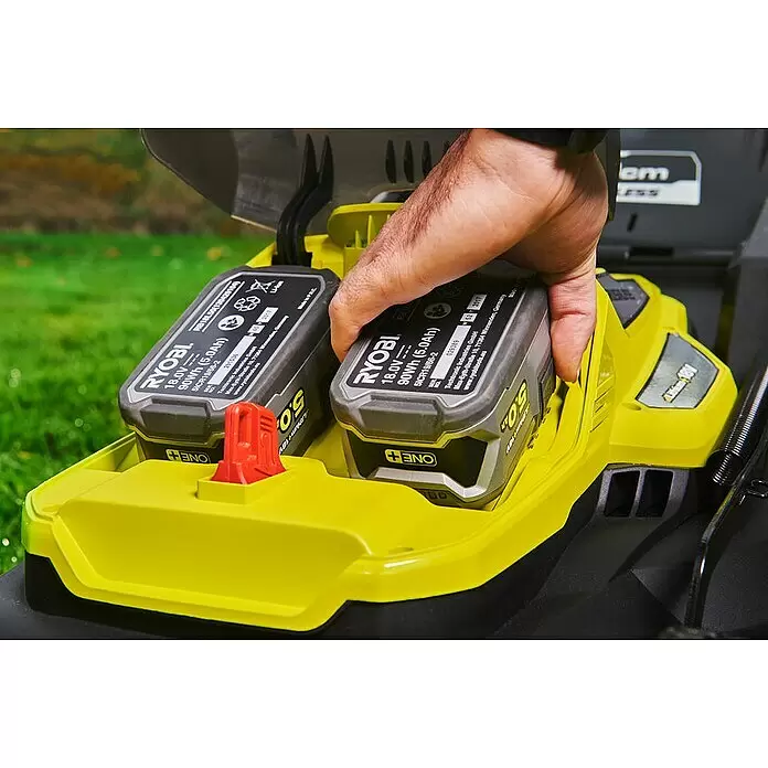 Ryobi ONE+ Akku-Rasenmäher RY18LMX40A-240 - 18 V, 2 Akkus, 4 Ah, Schnittbreite: 40 cm - Anwendungsbeispiel