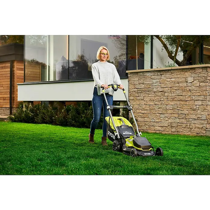 Ryobi ONE+ Akku-Rasenmäher RY18LMX40A-240 - 18 V, 2 Akkus, 4 Ah, Schnittbreite: 40 cm - Frau beim Rasenmähen mit einem grünen und schwarzen Ryobi-Rasenmäher.