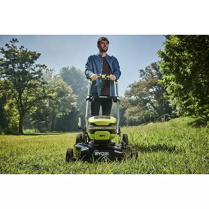 Ryobi Akku-Rasenmäher RY36LmmX51A-140 - 36 V, 1 Akku, 4 Ah, Schnittbreite: 51 cm - Mann bedient einen grün-schwarzen Ryobi Akku-Rasenmäher auf einer Grasfläche.