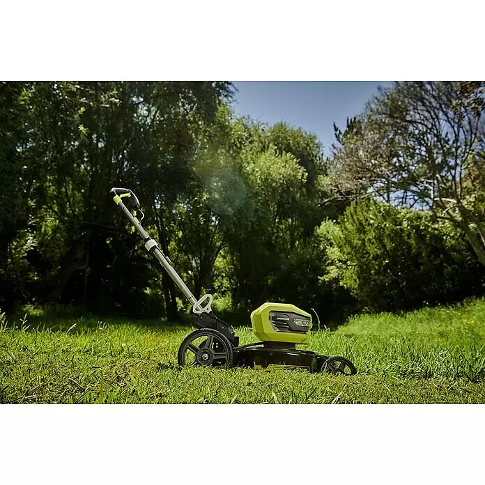 Ryobi Akku-Rasenmäher RY36LmmX51A-140 - 36 V, 1 Akku, 4 Ah, Schnittbreite: 51 cm - Grüner und schwarzer Rasenmäher steht im grünen Gras draußen mit Bäumen.