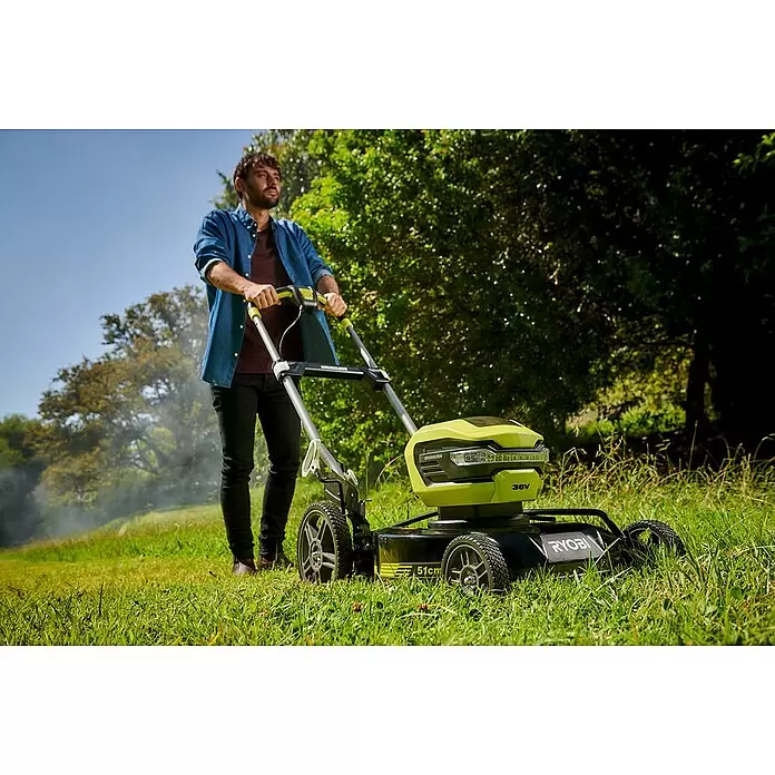 Ryobi Akku-Rasenmäher RY36LmmX51A-140 - 36 V, 1 Akku, 4 Ah, Schnittbreite: 51 cm - Mann mäht Gras im Freien mit einem limettengrünen und schwarzen Ryobi Rasenmäher. Der kabellose 36V Mäher ist in Aktion zu sehen.