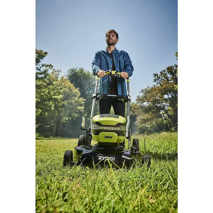Ryobi Akku-Rasenmäher RY36LmmX51A-140 - 36 V, 1 Akku, 4 Ah, Schnittbreite: 51 cm - Mann, der einen RYOBI 36V Akku-Rasenmäher mit bürstenlosem Motor auf einer grünen Wiese benutzt.