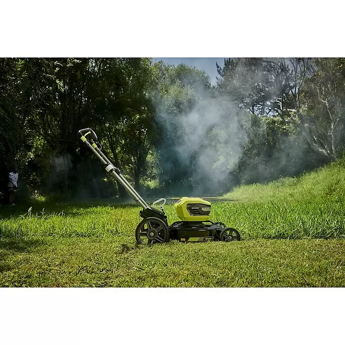 Ryobi Akku-Rasenmäher RY36LmmX51A-140 - 36 V, 1 Akku, 4 Ah, Schnittbreite: 51 cm - Ein lindgrüner und schwarzer Rasenmäher mit silbernen Griffen in einem grasbewachsenen Außenbereich, der die Umgebung aktiv besprüht.