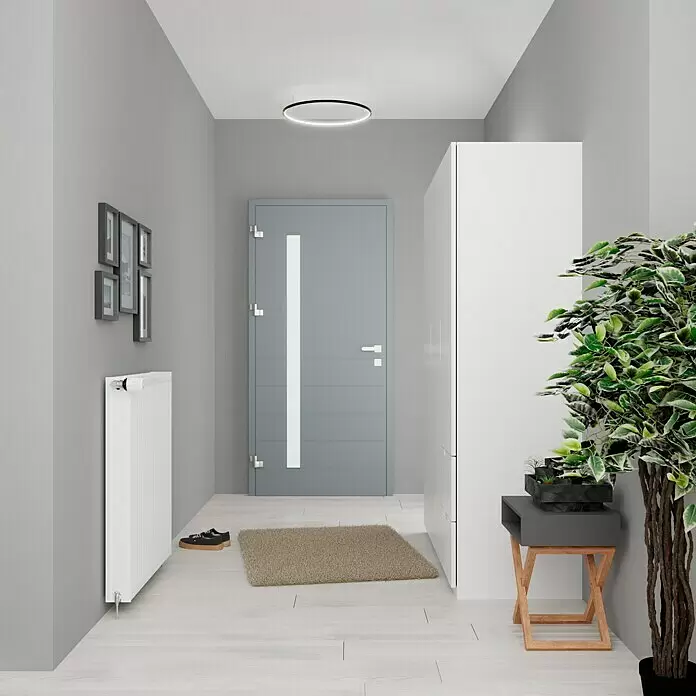 Kompaktheizkörper - B x H: 800 x 900 mm, Wärmeleistung bei Vorlauftemperatur von 75 °C (D: 50): 1.840 W, Typ Heizkörper: 22 - Moderner, minimalistischer Flur mit grauen Wänden, hellem Boden, weißem Schrank, grauer Tür und grüner Pflanze, die einen einladenden Eingang bilden.