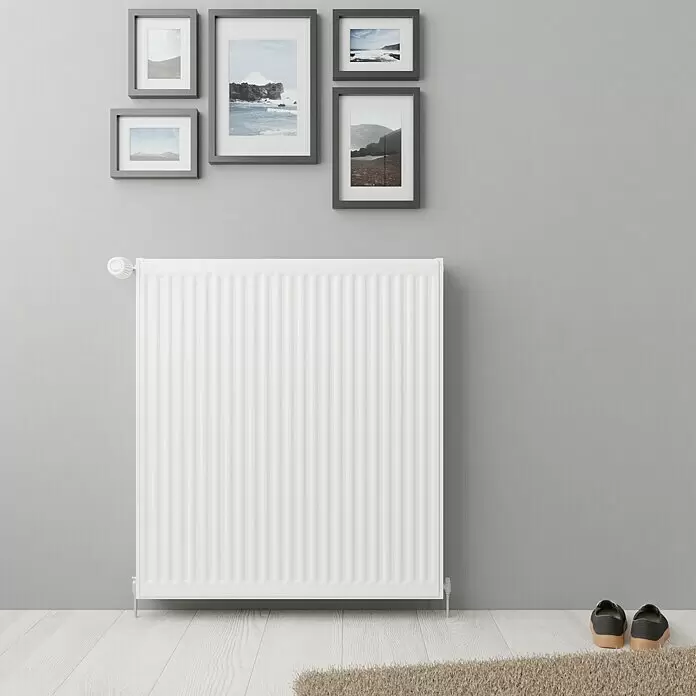Kompaktheizkörper - B x H: 800 x 900 mm, Wärmeleistung bei Vorlauftemperatur von 75 °C (D: 50): 1.840 W, Typ Heizkörper: 22 - Weißer Heizkörper, an der Wand über hellem Holzboden montiert.