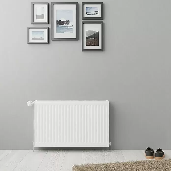 Kompaktheizkörper - B x H: 800 x 500 mm, Wärmeleistung bei Vorlauftemperatur von 75 °C (D: 50): 1.249 W, Typ Heizkörper: 22 - Weißer Plattenheizkörper mit Thermostatventil, in einem Raum installiert.