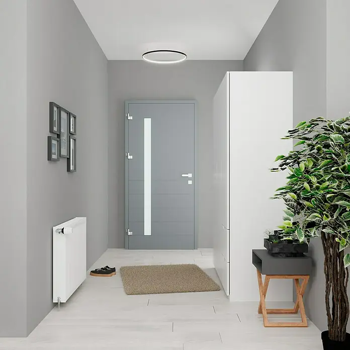 De'Longhi KompaktheizkörperB x H: 80 x 60 cm, Wärmeleistung bei Vorlauftemperatur von 75 °C (D: 50): 1.376 W, Typ Heizkörper: 22 - Einladender Flur mit einem modernen Heizkörper, einer grauen Tür und einem stilvollen, runden Deckenlicht.