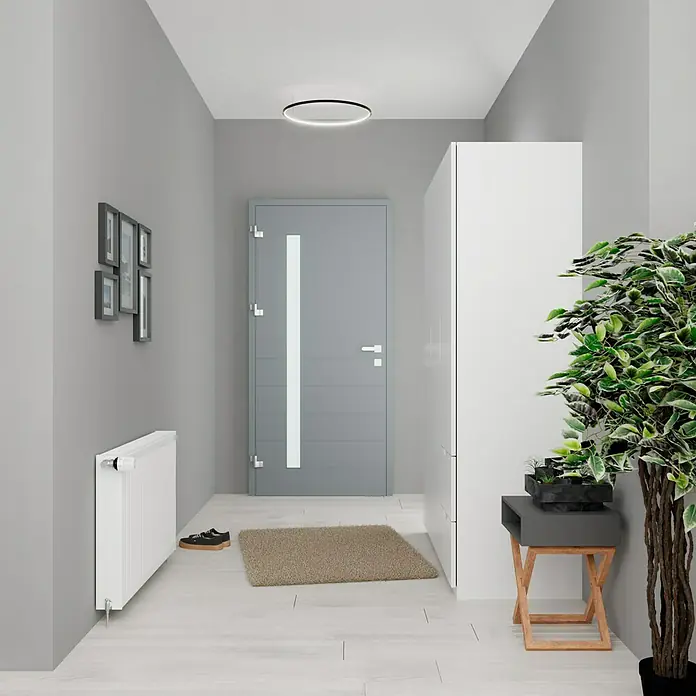 De'Longhi KompaktheizkörperB x H: 100 x 50 cm, Wärmeleistung bei Vorlauftemperatur von 75 °C (D: 50): 1.485 W, Typ Heizkörper: 22 - Innenaufnahme eines Flurs mit grauer Tür, weißem Heizkörper und einem modernen Deckenleuchter.