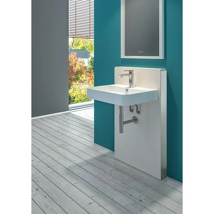 Camargue Sanitärmodul für Waschtisch - L x B x H: 10,5 x 66,8 x 110 cm, Glasverkleidung, Weiß - Das Bild zeigt ein modernes Badezimmer mit einem weißen, rechteckigen Waschbecken und einem Spiegel an einer blaugrünen Wand, wodurch ein stilvolles Ambiente entsteht.
