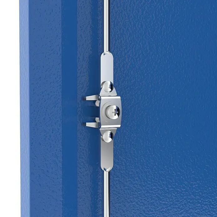 Güde Werkbank GW 6/2 XL - L x B x H: 171,2 x 60 x 85 cm - Nahaufnahme eines blauen Metallschließfachs mit einem glänzenden, silberfarbenen Verriegelungsmechanismus, der Sicherheit und Funktionalität vereint.