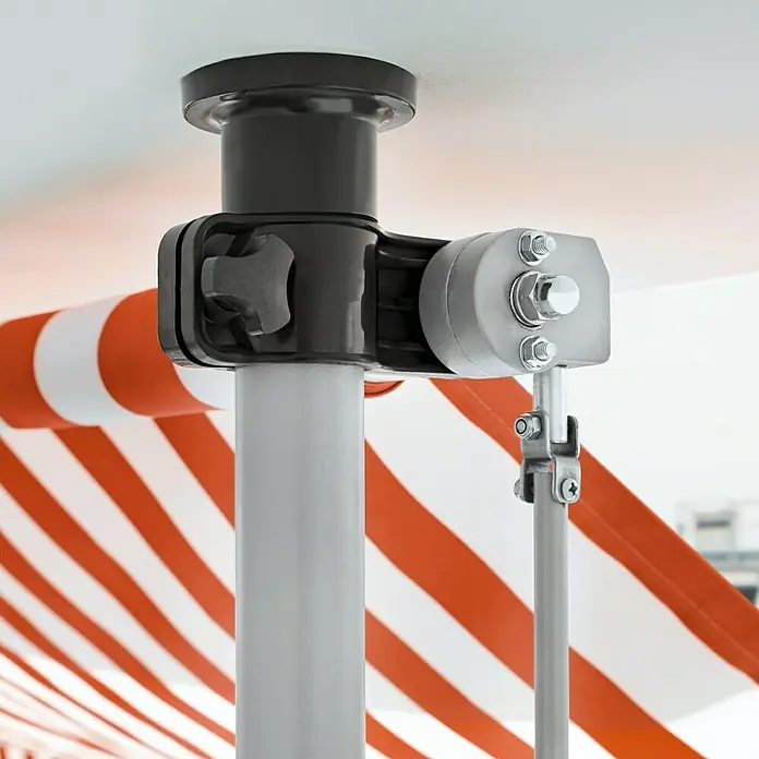 Sunfun Klemmmarkise - Orange/Weiß, Breite: 3 m, Ausfall: 1,5 m - Nahaufnahme einer Markise mit Streifenmuster, die an einer grauen Stange mit schwarzem Mechanismus befestigt ist, für sonnige Tage im Freien.