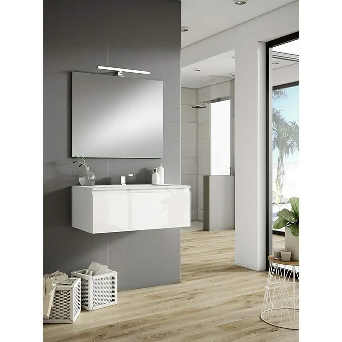 Camargue Mueble bajo de lavabo Módena - An x Pr x Al: 100 x 45 x 30 cm, Blanco - Un baño moderno con un lavabo suspendido blanco, un espejo grande iluminado y una pared gris. Elegancia y funcionalidad.