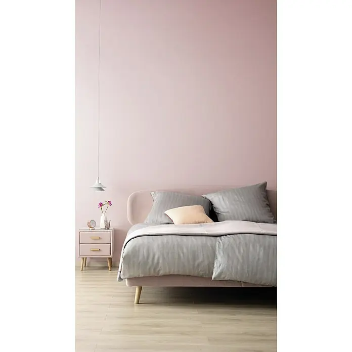 SCHÖNER WOHNEN-Farbe Wandfarbe Designfarbe - Dezentes Kristallrosa, Matt, 2,5 l, Konservierungsmittelfrei - Einladendes Schlafzimmer mit stilvollem Bett, Nachttisch und sanfter Beleuchtung in harmonischen Farbtönen.