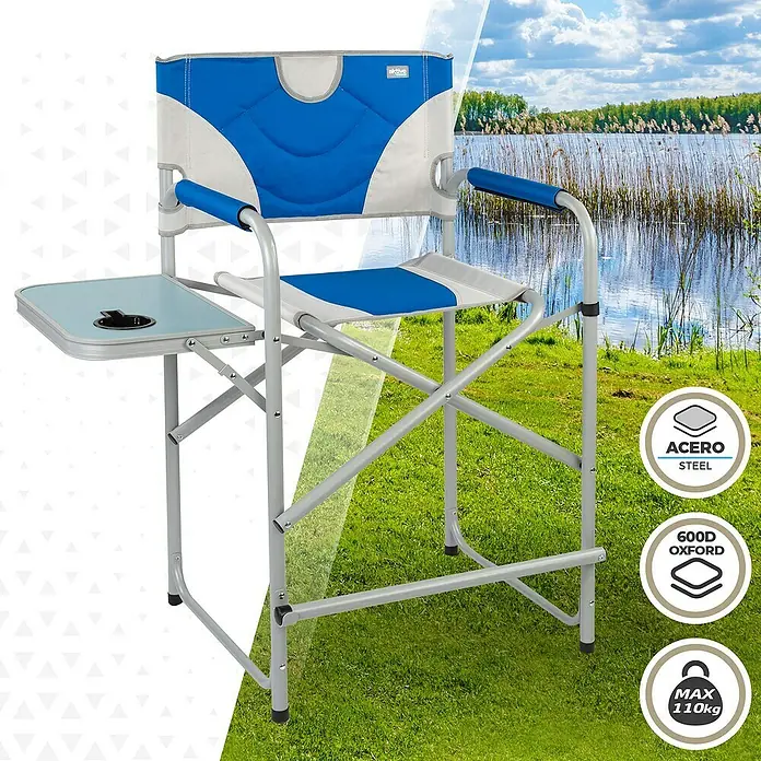 Aktive Silla de jardín Director - Gris/Azul - Imagen de una silla de camping con mesa. Es azul y blanca y está situada frente a un paisaje lacustre. Está hecha de acero y 600D Oxford.