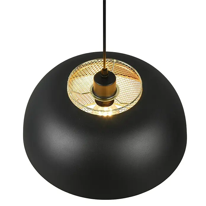 Reality Leuchten Punch Pendelleuchte - 40 W, Schwarz matt, E27 - Nahaufnahme einer modernen schwarzen Hängelampe mit einem goldenen Drahtgeflecht um die Glühbirne, die ein warmes Licht ausstrahlt.