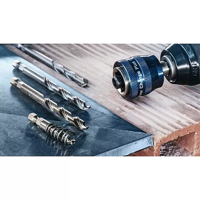 Bosch Expert Zentrierbohrer Carbide - Durchmesser: 8,5 mm, Länge: 105 mm, Bosch Power Change - Sortiment metallischer Bohrer mit verschiedenen Spitzen und blauem 'Power Change Plus' Schnellwechselbohrfutter, auf Metall und Ziegel liegend.