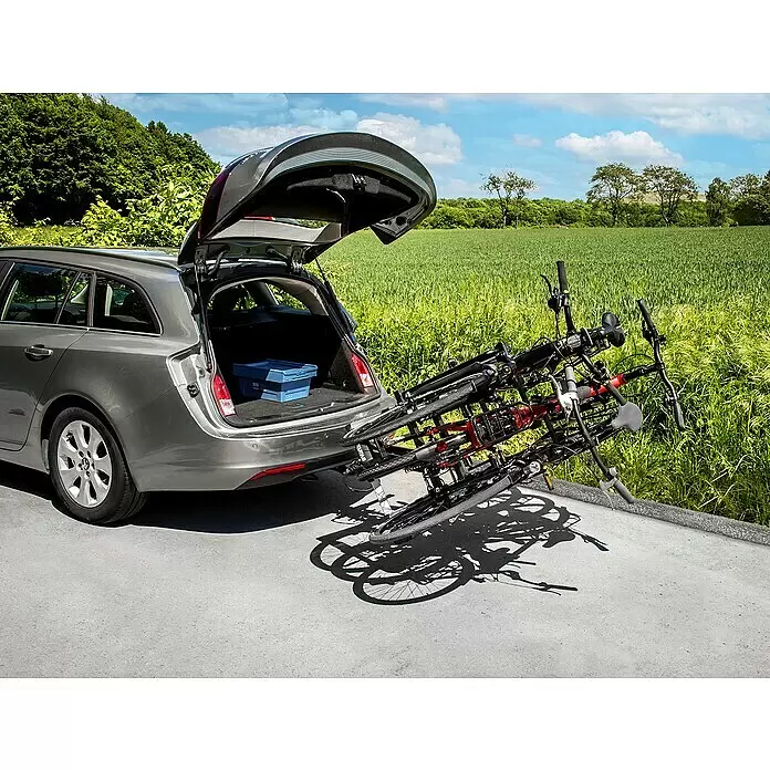 Eufab Fahrradträger Finch 3 - Geeignet für: 3 Fahrräder, Traglast: 60 kg - Grauer Kombi mit offener Heckklappe, mehrere Fahrräder auf einem EUFAB-Heckträger, draußen geparkt.