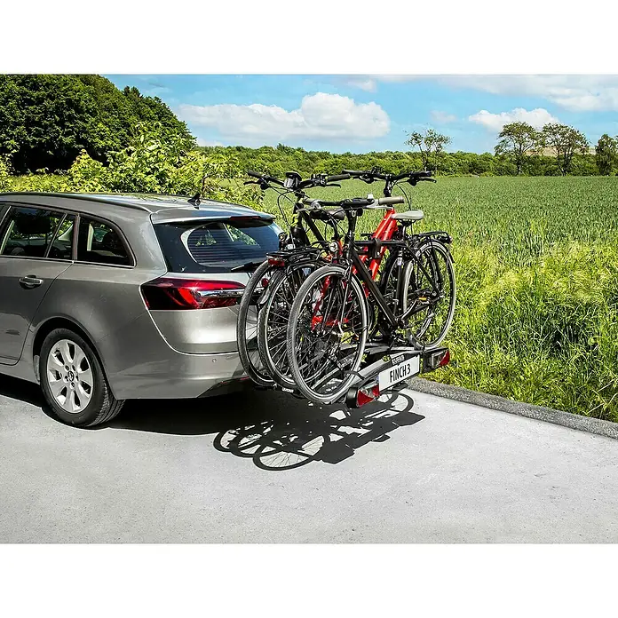 Eufab Fahrradträger Finch 3 - Geeignet für: 3 Fahrräder, Traglast: 60 kg - Eine graue Limousine mit dem EUFAB Finch 3 Fahrradträger am Heck, auf dem zwei Fahrräder transportiert werden.