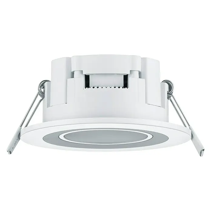 Trio Leuchten LED-Einbauleuchte rund CORE - 5 W, Ø x H: 82 x 3,5 cm, Warmweiß, Weiß - Nahaufnahme eines weißen LED-Deckeneinbauspots mit silbernem Rand und seitlichen Halteklammern vor schwarzem Hintergrund.