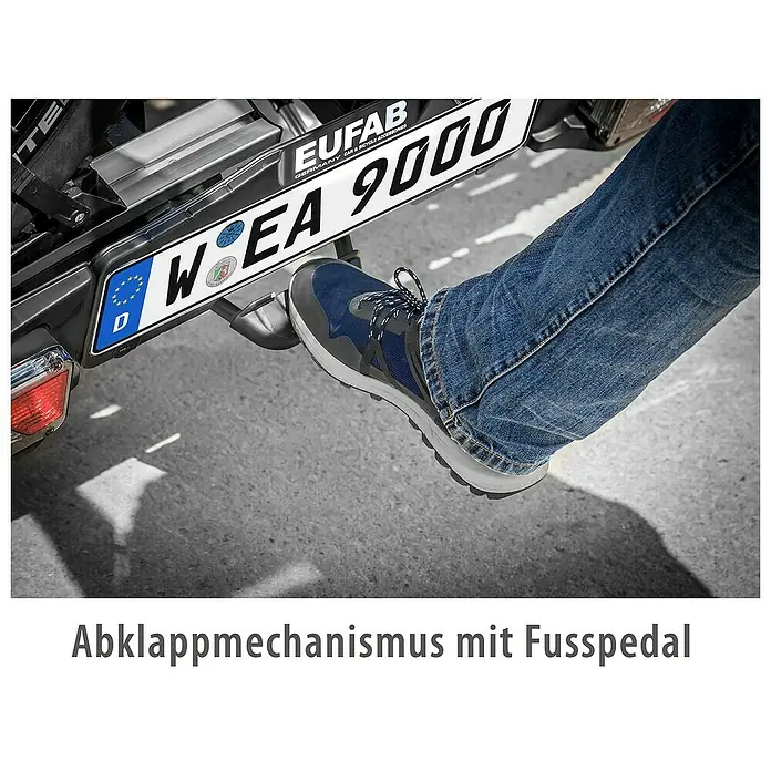 Eufab Fahrradträger Finch 3 - Geeignet für: 3 Fahrräder, Traglast: 60 kg - Das Bild zeigt den Eufab Abklappmechanismus mit Fußpedal für einen Fahrradträger. Ermöglicht einfaches Abklappen.