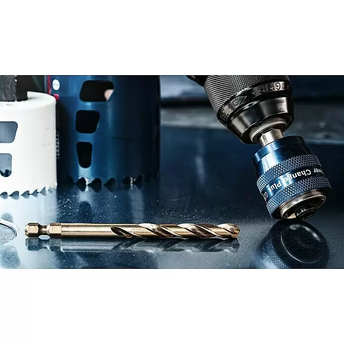 Bosch Expert Zentrierbohrer Carbide - Durchmesser: 8,5 mm, Länge: 105 mm, Bosch Power Change - Goldener Bohrer, Schnellwechsel-Bohrfutter und weiße, blaue Lochsägen zum Bohren.
