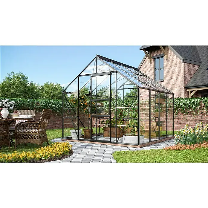 Vitavia Gewächshaus Merkur 6700 - Außenmaß inkl. Dachüberstand (B x T): 257 x 258 cm, 3 mm, Schwarz - Hier ist ein Gewächshaus aus Glas und Metall mit Pflanzen darin, umgeben von einem Garten mit Blumen und Pflanzen.
