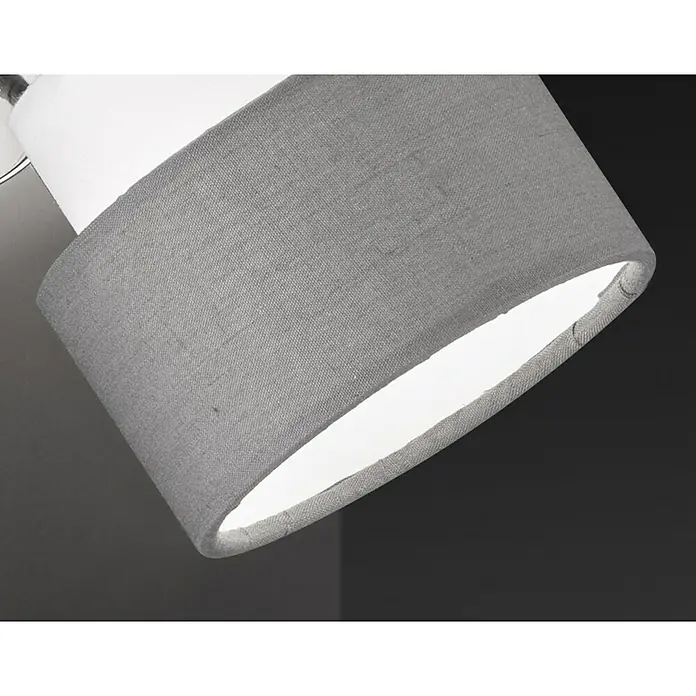 WOFI Naples Deckenstrahler - 28 W, L x B x H: 9 x 13 x 17,5 cm, Chrom, E14, 1 Stk. - Nahaufnahme einer modernen grauen Stoff-Lampe mit weißem Lampenschirm, die ein sanftes Licht ausstrahlt und eine gemütliche Atmosphäre erzeugt.