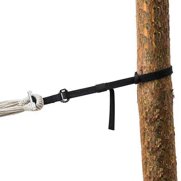 Befestigung T-Strap - Belastbarkeit: 200 kg - Nahaufnahme eines Baumbefestigungsriemens für eine Hängematte, befestigt an einem Baumstamm, der Komfort und Benutzerfreundlichkeit bietet.