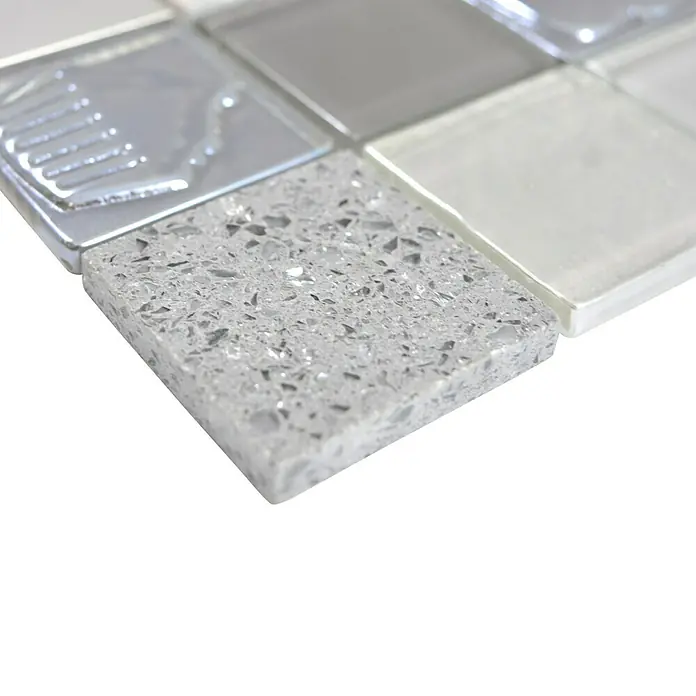 Mosaikfliese Quadrat Crystal XCM 8RK39 - 30 x 30 cm, Grau/Blau/Weiß, Glänzend - Nahaufnahme eines Mosaiks aus Glas und Quarzkomposit in Weiß- und Grautönen, ideal für elegante Wand- und Bodendesigns.