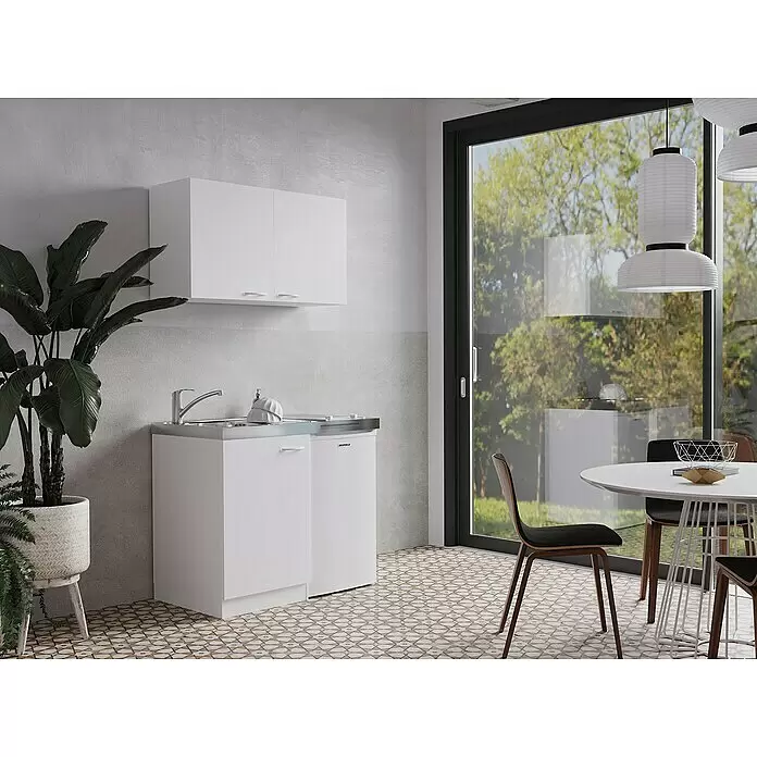 Respekta Miniküche Levin - Breite: 100 cm, Weiß, Mit Glaskeramikkochfeld + Kühlschrank - Weiße kompakte Küchenzeile mit Spüle, Wasserhahn und Kochfeld, passenden Oberschränken, in moderner Küchenumgebung.