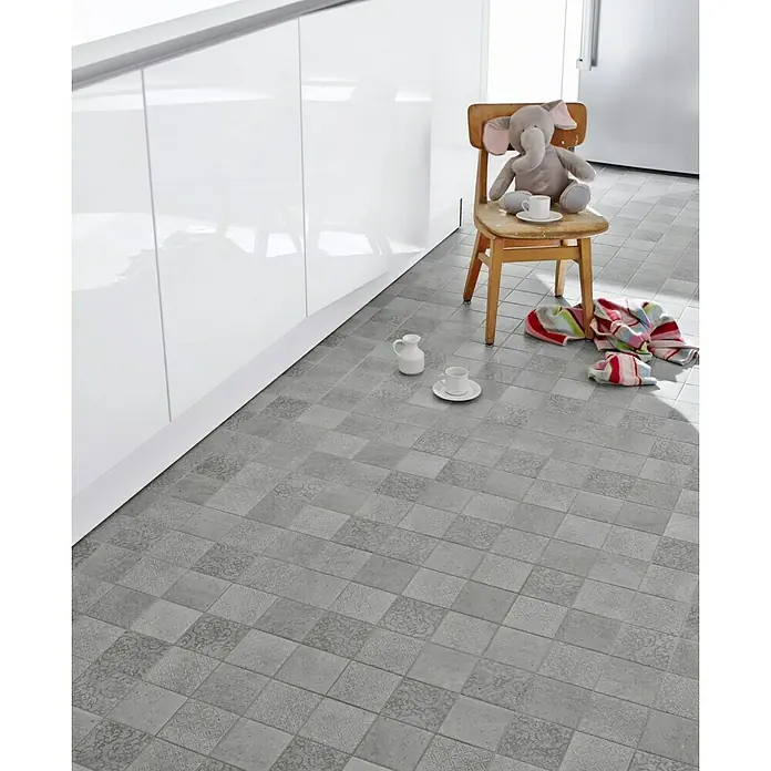 Mosaikfliese Quadrat Shabby CELLO - 29,8 x 29,8 cm, Grau, Matt - Bild eines grauen gemusterten Fliesenbodens in einem hellen Raum mit Spielzeug und Geschirr.