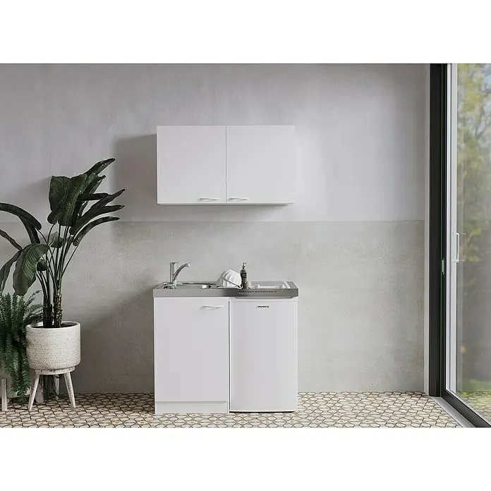 Respekta Miniküche Levin - Breite: 100 cm, Weiß, Mit Glaskeramikkochfeld + Kühlschrank - Bild eines Waschbeckens mit Unterschrank und Hängeschrank in einem Waschraum, dazu eine Zimmerpflanze und Fliesenboden.