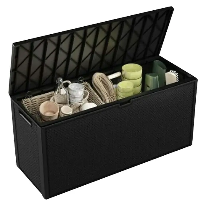 Keter Garten-Aufbewahrungsbox Emily - L x B x H: 117,8 x 44,6 x 58 cm, Graphite, Kunststoff - Bild einer geöffneten, schwarzen Gartenbox mit verschiedenen Gegenständen darin, wie Töpfe, Seile und Behälter.