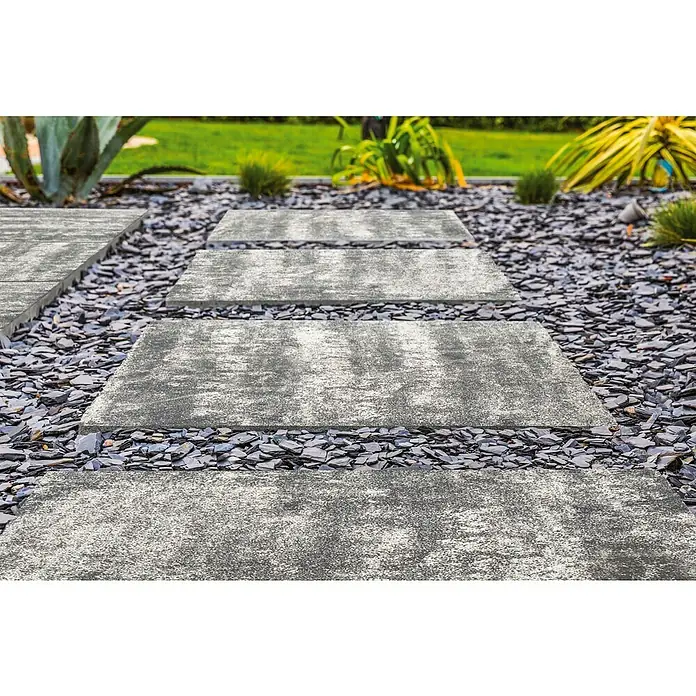 Terrassenplatte Ellenica - 48 x 48 x 3,2 cm, Grau/Schwarz, Beton - Gehwegplatten aus Beton zwischen dunklem Zierschotter im Garten, stilvolle und moderne Gartengestaltung.