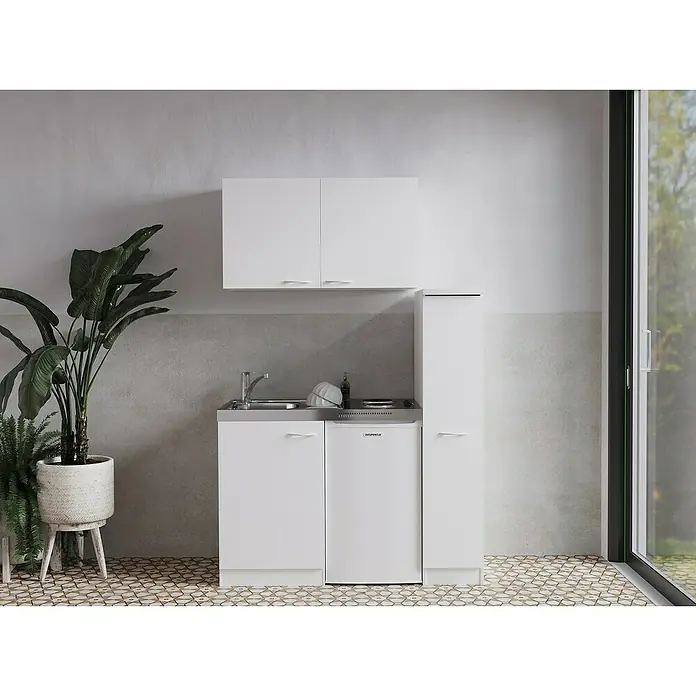 Respekta Miniküche Levin - 130 cm, Weiß, Mit Duo-Kochmulde - Das Bild zeigt eine kompakte Küchenzeile in Weiß mit Spüle, Kochfeld, Unterschrank und Hängeschrank vor einer grauen Wand und einem Fenster.