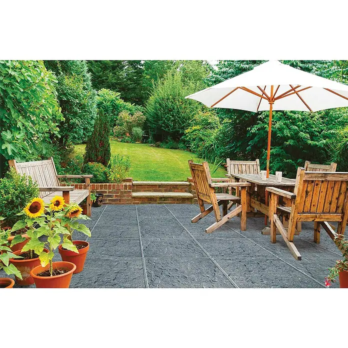 Terrassenplatte Rustica - 40 x 40 x 4 cm, Titanio, Beton - Terrasse mit grauen Pflastersteinen, Gartenmöbeln und Sonnenschirm für ein gemütliches Ambiente im Freien. Genießen Sie die Natur!