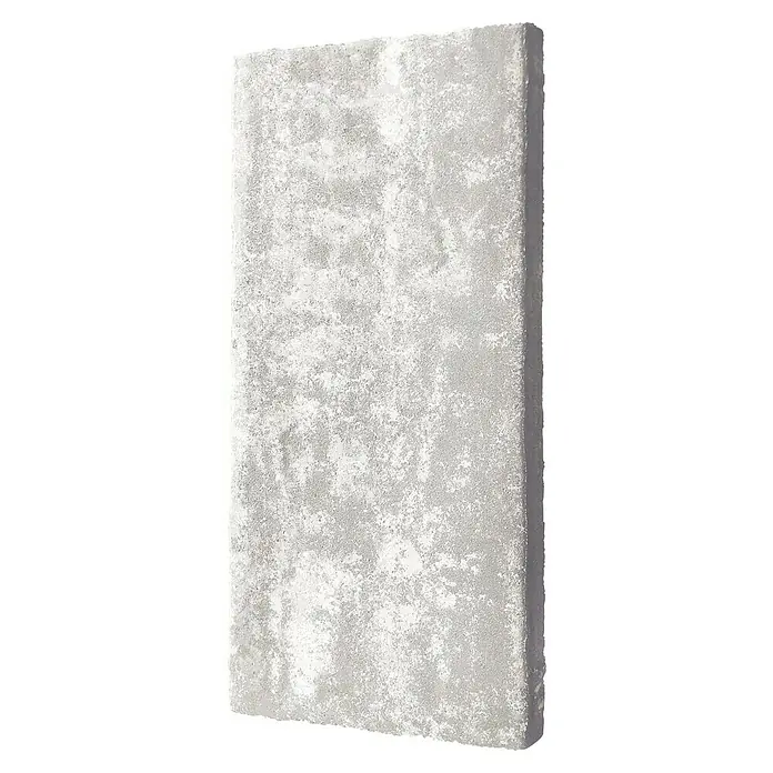 Terrassenplatte Latina - 48 x 24 x 3 cm, Pietra Luna, Beton - Ein einzelner, beiger Betonpflasterstein mit rauer Oberfläche, ideal für moderne Garten- und Landschaftsgestaltung, ist abgebildet.