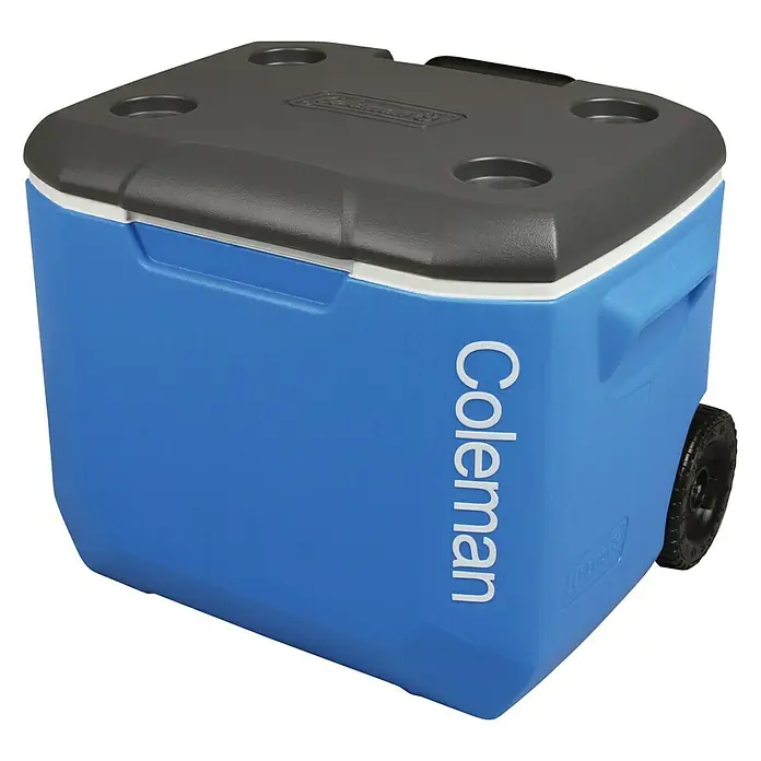 Coleman Nevera de camping 60QT - L x An x Al: 44 x 57 x 45 cm, Azul, 56 l, Ruedas - Imagen de una nevera portátil azul Coleman con ruedas y una tapa gris con portavasos.