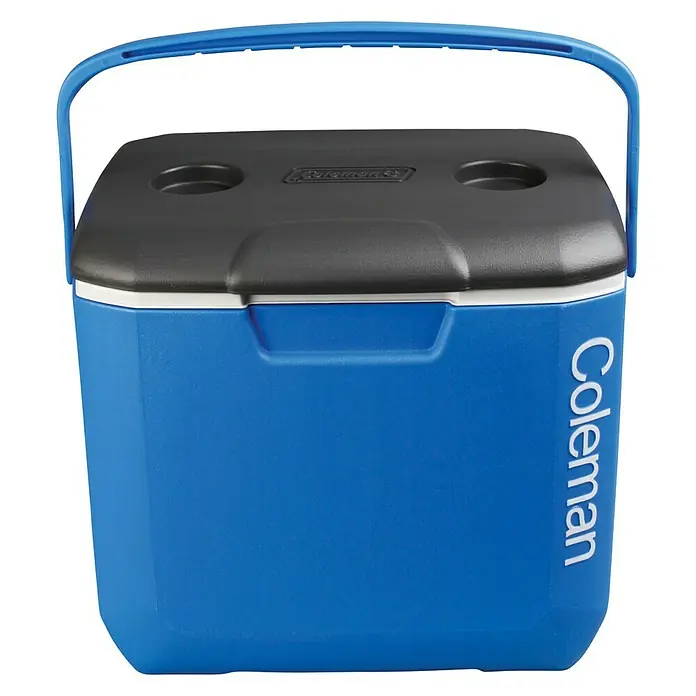Coleman Nevera de camping 30QT - L x An x Al: 34 x 45 x 39 cm, Azul, 28 l, Asa de transporte ergonómica - Imagen de una nevera portátil azul Coleman con tapa negra y asa azul, ideal para mantener bebidas y alimentos frescos en los desplazamientos.