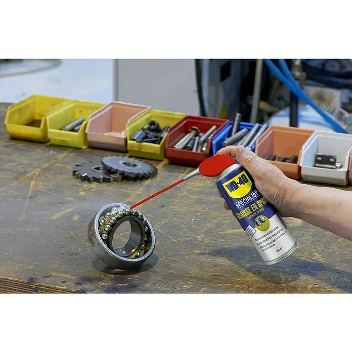 WD-40 Specialist Grasa lubricante Spray - 400 ml - Se está aplicando una lata de grasa en aerosol WD-40 Specialist a un rodamiento de bolas.