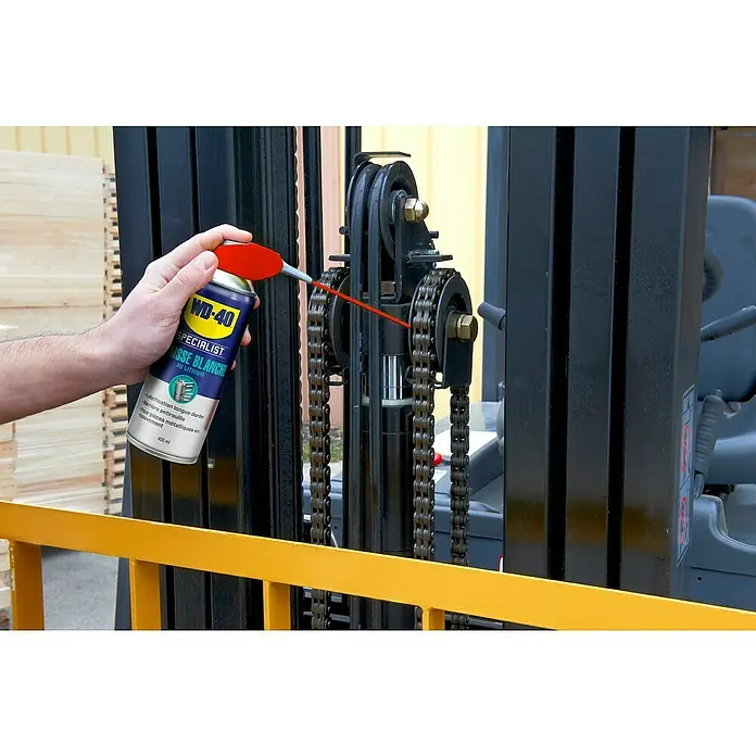 WD-40 Specialist Grasa de litio - 400 ml - Grasa de litio blanca WD-40 Specialist aplicada a una cadena de montacargas para una lubricación duradera y prevención de óxido.