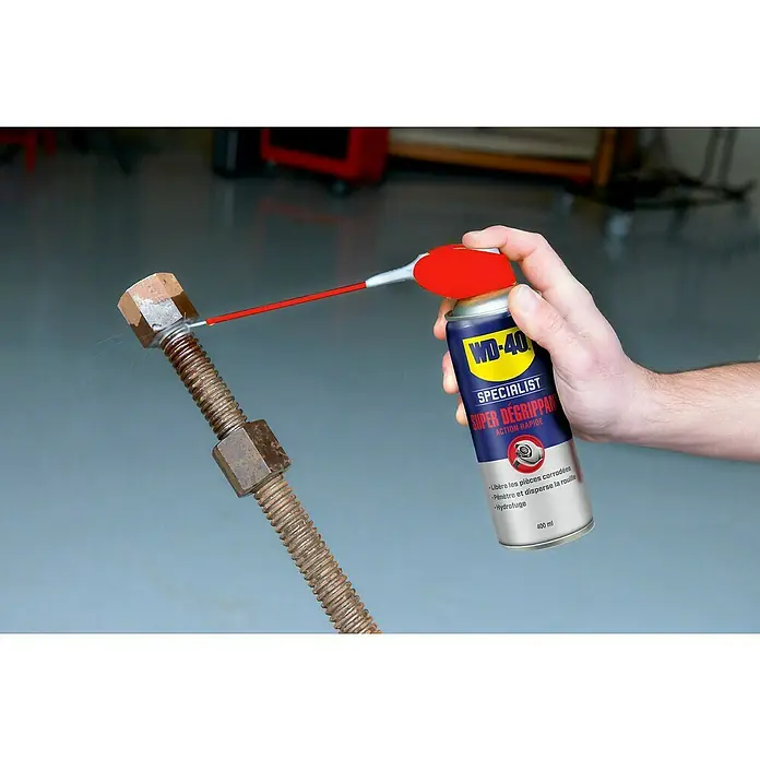 WD-40 Specialist Penetrante antióxido de acción rápida - 400 ml - WD-40 Specialist Super Décapant rociándose sobre un tornillo para aflojarlo y eliminar la corrosión.