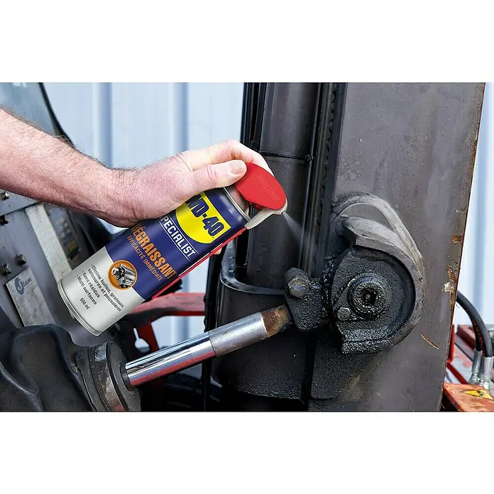 WD-40 Specialist Limpiador desengrasante - 500 ml - Aplicación de WD-40 Specialist Desengrasante para limpiar un componente de máquina sucio.