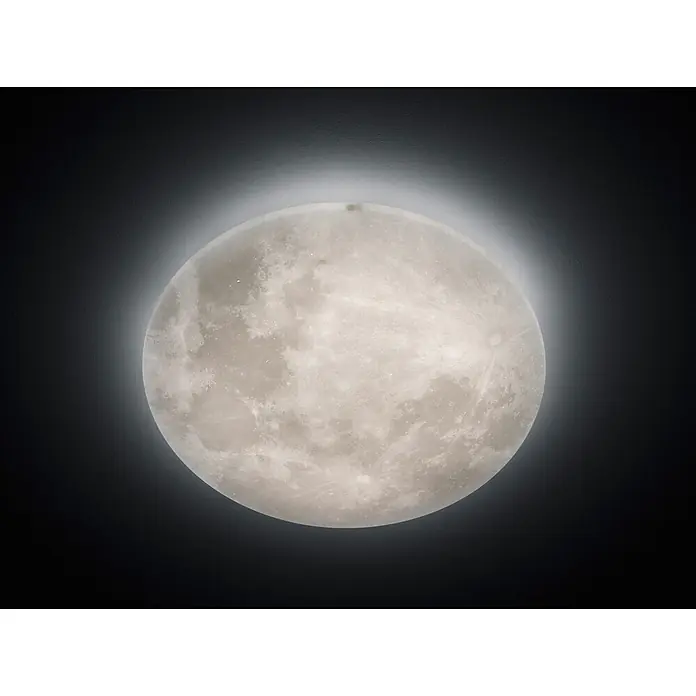 Trio Leuchten LED-Deckenleuchte rund Lunar - 40 W, Ø x H: 600 mm x 12 cm, Grau - Nahaufnahme einer runden Deckenleuchte, die wie der Mond gestaltet ist und ein sanftes, atmosphärisches Licht ausstrahlt.